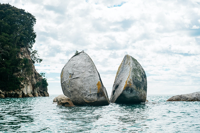 Split Apple Rock im Abel-Tasman-Nationalpark