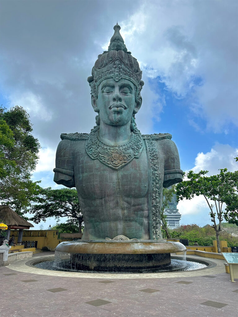 Meerdere grote beelden Garuda Wisnu Kencana Bali - Wisnu Plaza