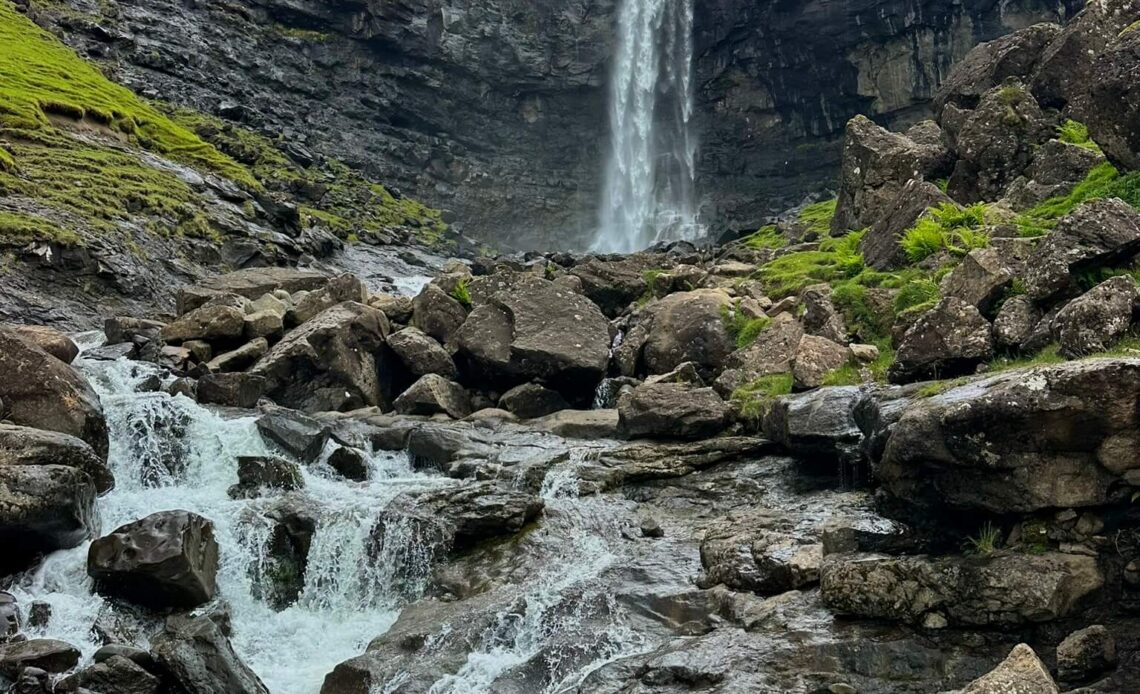 Fossá-Wasserfall auf den Färöern: kurzer Stopp mit großer Aussicht