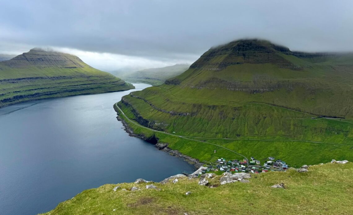Hvíthamar auf Eysturoy: kurze Wanderung mit Fjordblick