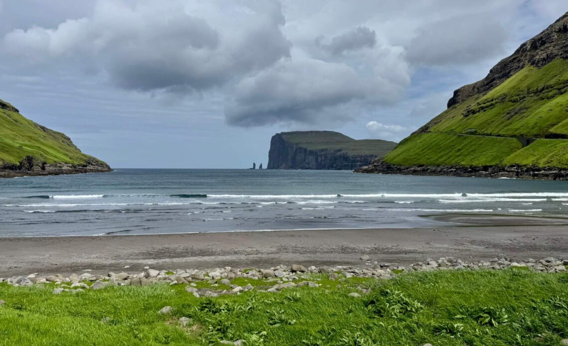Tjørnuvík auf den Färöern: Straße, Strand und Tipps